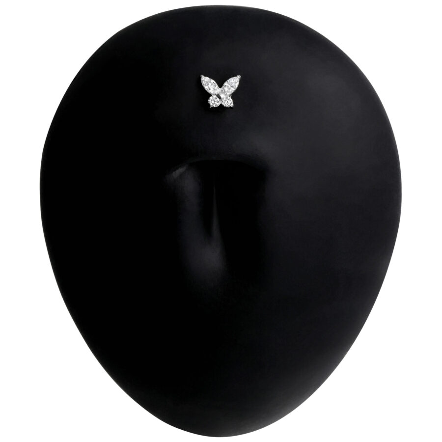 Schwarzes Titan Labret Piercing mit Schmetterlingsmotiv auf schwarzem Hintergrund