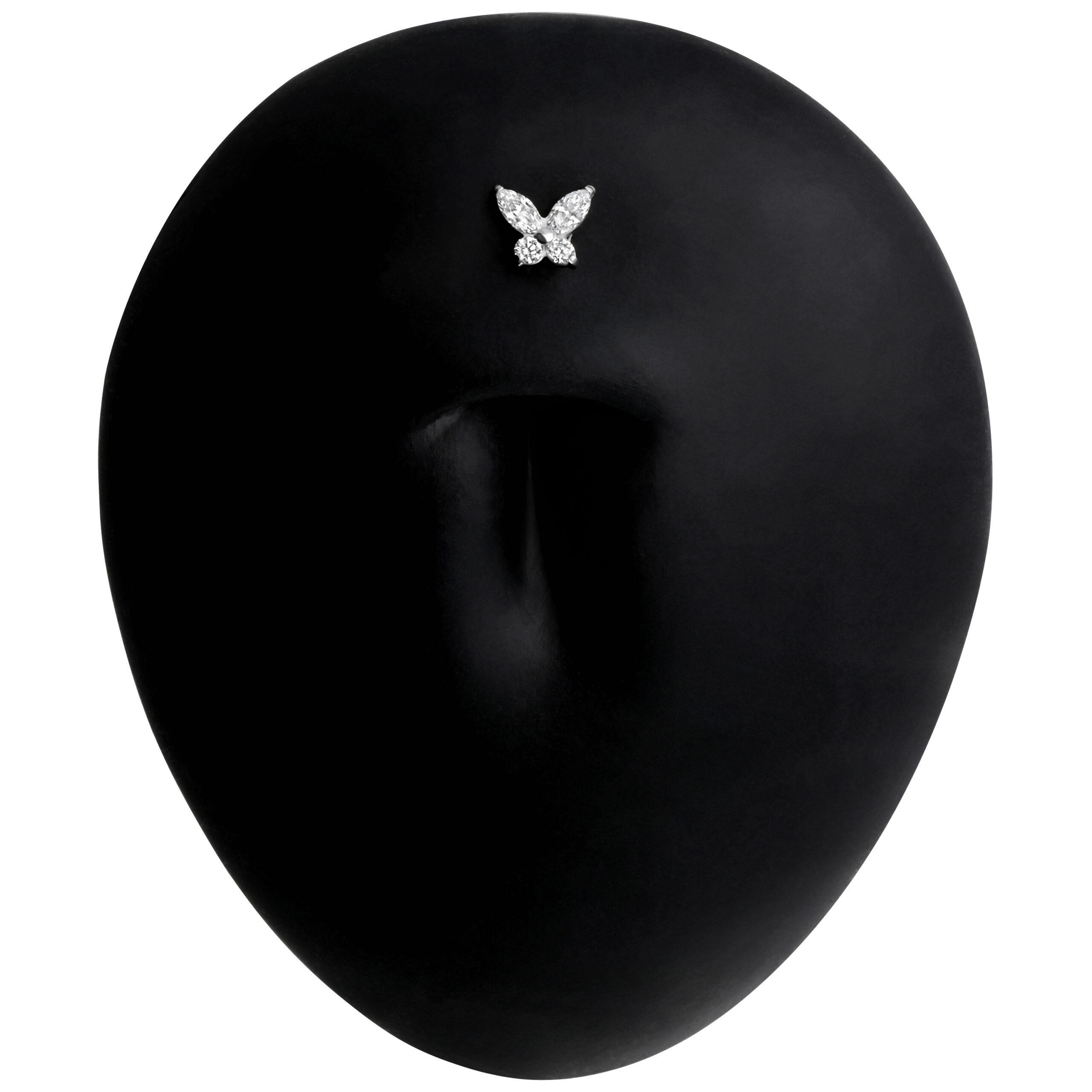Schwarzes Titan Labret Piercing mit Schmetterlingsmotiv auf schwarzem Hintergrund