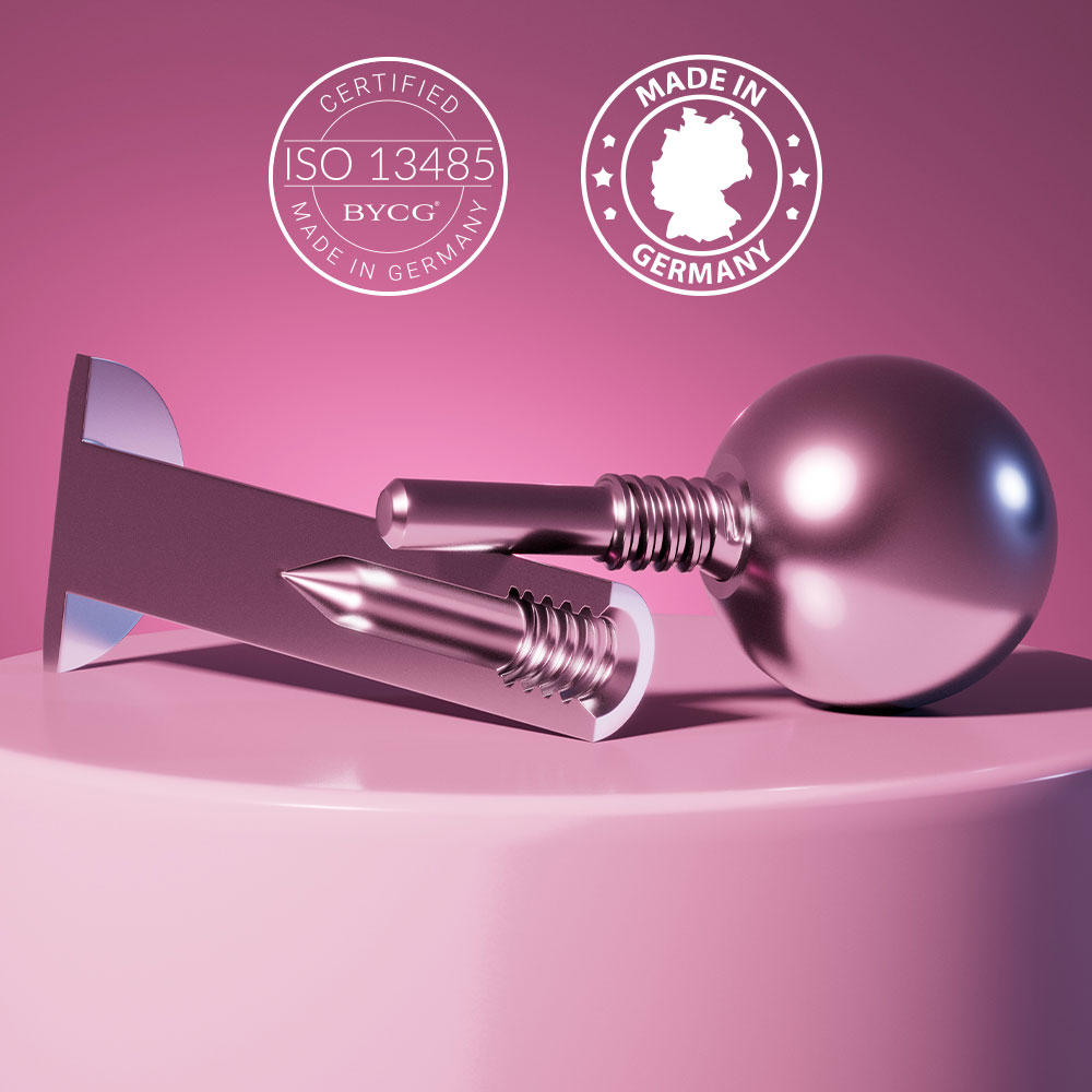 Rosafarbenes Metallpiercing auf rosa Hintergrund mit ISO-Zertifikat und 'Made in Germany' Logo