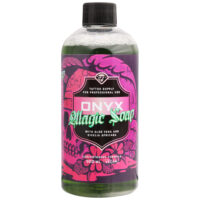 Grüne Seife in transparenter 500 ml Flasche mit schwarzem Verschluss auf weißem Hintergrund