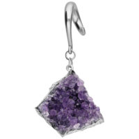 Amethyst Ohrgewichte mit Silberhaken Ohrgewicht aus Amethystkristallen an einem silbernen Haken vor weißem Hintergrund