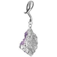 Amethyst Ohrgewicht aus Chirurgenstahl Silbernes Ohrgewicht mit Amethystkristall vor weißem Hintergrund