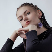 Amethyst Ohrgewichte aus Chirurgenstahl Frau mit Amethyst Ohrgewicht aus silbernem Chirurgenstahl und Piercings