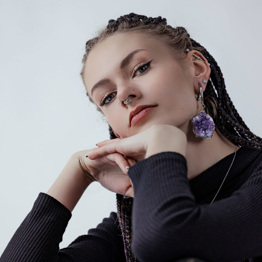 Frau mit Amethyst Ohrgewicht aus silbernem Chirurgenstahl und Piercings