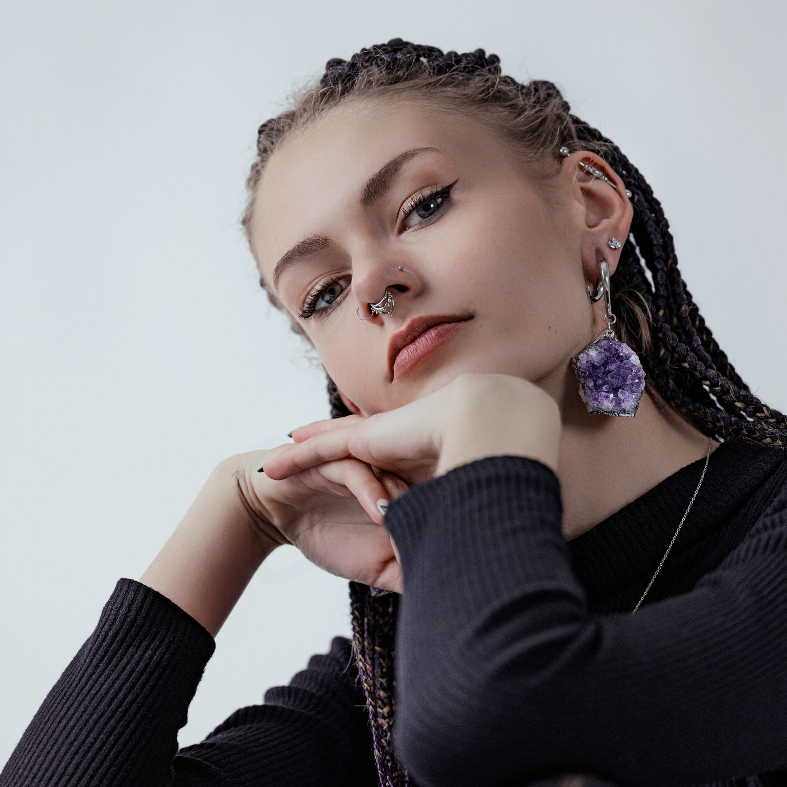 Amethyst Ohrgewichte aus Chirurgenstahl Frau mit Amethyst Ohrgewicht aus silbernem Chirurgenstahl und Piercings