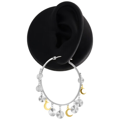 Silberne und goldene Hängeohrringe an einem schwarzen Display