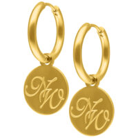 Nightwish Little Hoops Gold Ohrringe Goldene Nightwish Creolen mit Logo-Anhänger auf weißem Hintergrund