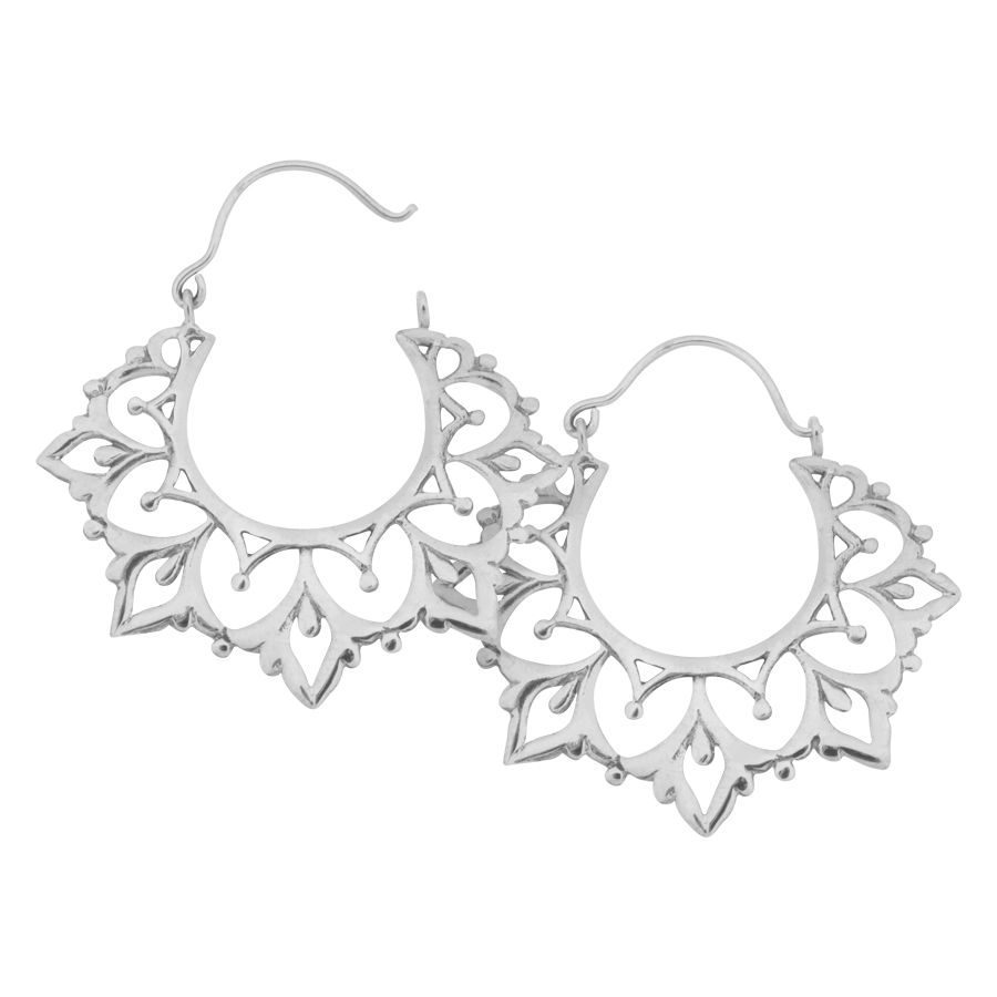 Silberne Leaf Hoops Ohrringe aus Messing Paar silberne Ohrringe in Blattform auf weißem Hintergrund