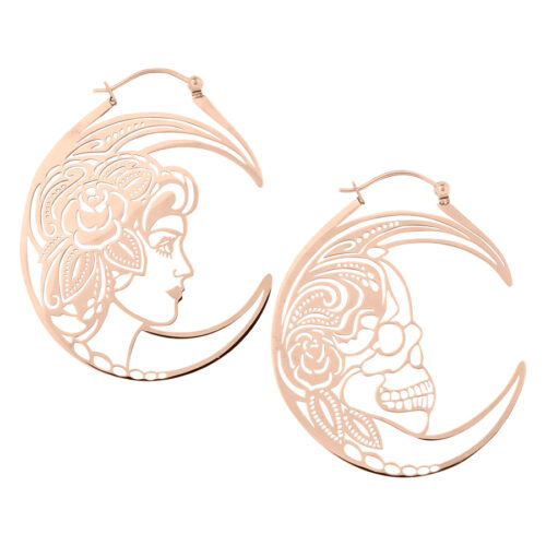 Zwei Roségold Ohrringe mit Totenkopf und Frauendesign auf weißem Hintergrund