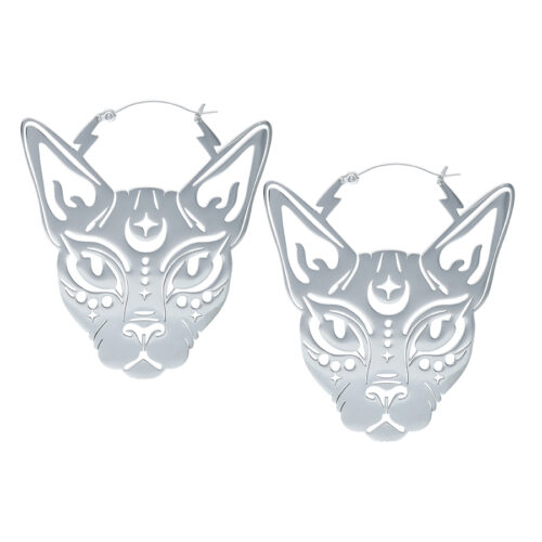 Zwei silberne Sphynx Hoops Ohrringe auf weißem Hintergrund