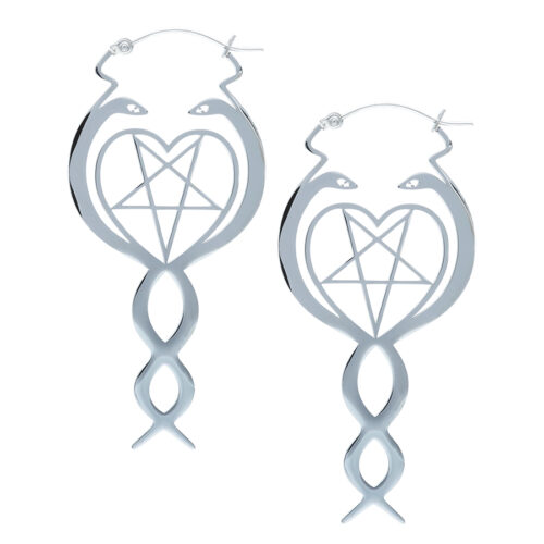 Silberne Nagini Hoops Ohrringe mit Schlangenmotiv und Pentagramm auf weißem Hintergrund