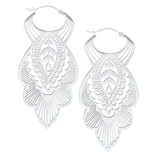 Silberne Mandala Leaf Hoops Ohrringe auf weißem Hintergrund