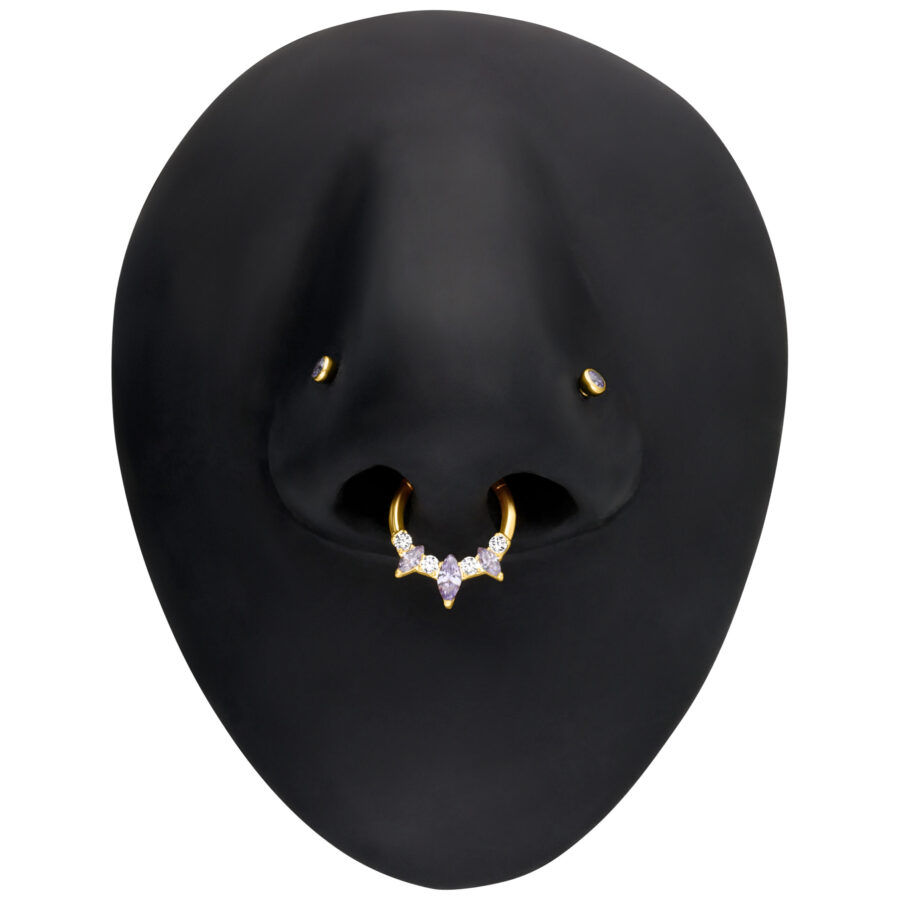 Goldener Marquise Septum Clicker mit funkelnden Kristallen auf schwarzem Modell