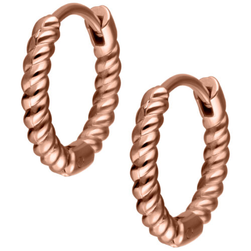 Roségoldene Twisted Little Hoops Ohrringe auf weißem Hintergrund