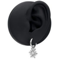 Silberne Little Snowflake Hoops Ohrringe Silberne Ohrringe mit Schneeflockenanhänger an schwarzem Ohrmodell