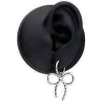 Elegante Edelstahl-Ohrringe mit Schleife Silberne Ohrringe mit Schleifendetail an schwarzem Ohrmodell