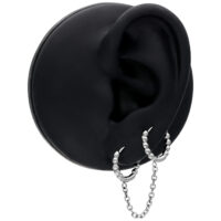 Silberne Double Huggie Ball Hoops mit Kettenverbindung an schwarzem Ohrmodell