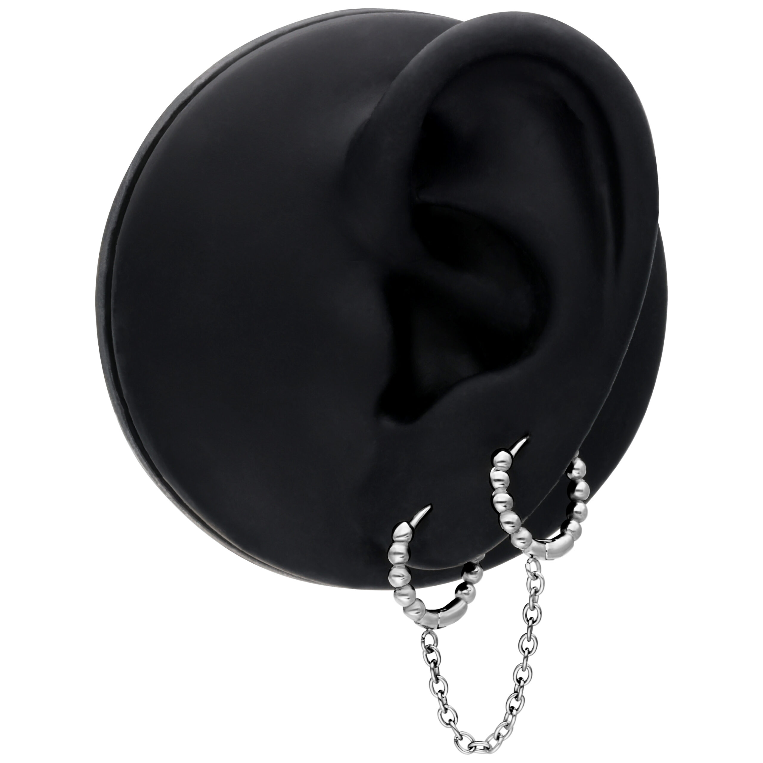 Silberne Double Huggie Ball Hoops mit Kettenverbindung an schwarzem Ohrmodell