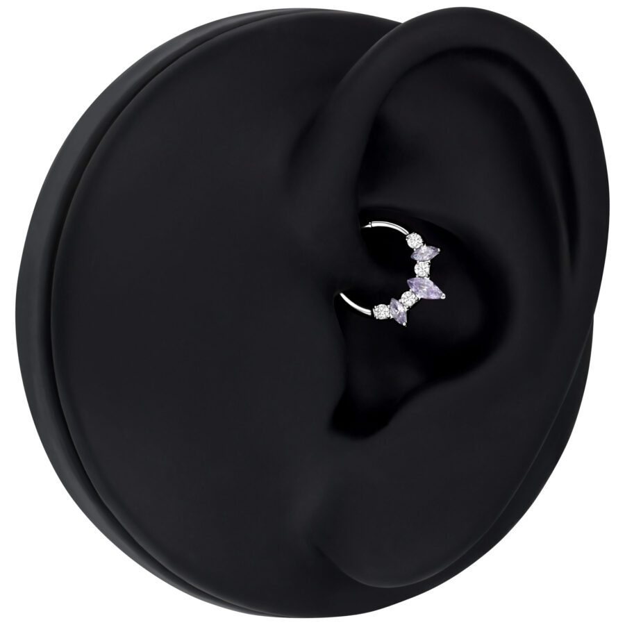 Silberfarbener Septum Clicker mit Amethystkristallen auf schwarzem Ohrmodell
