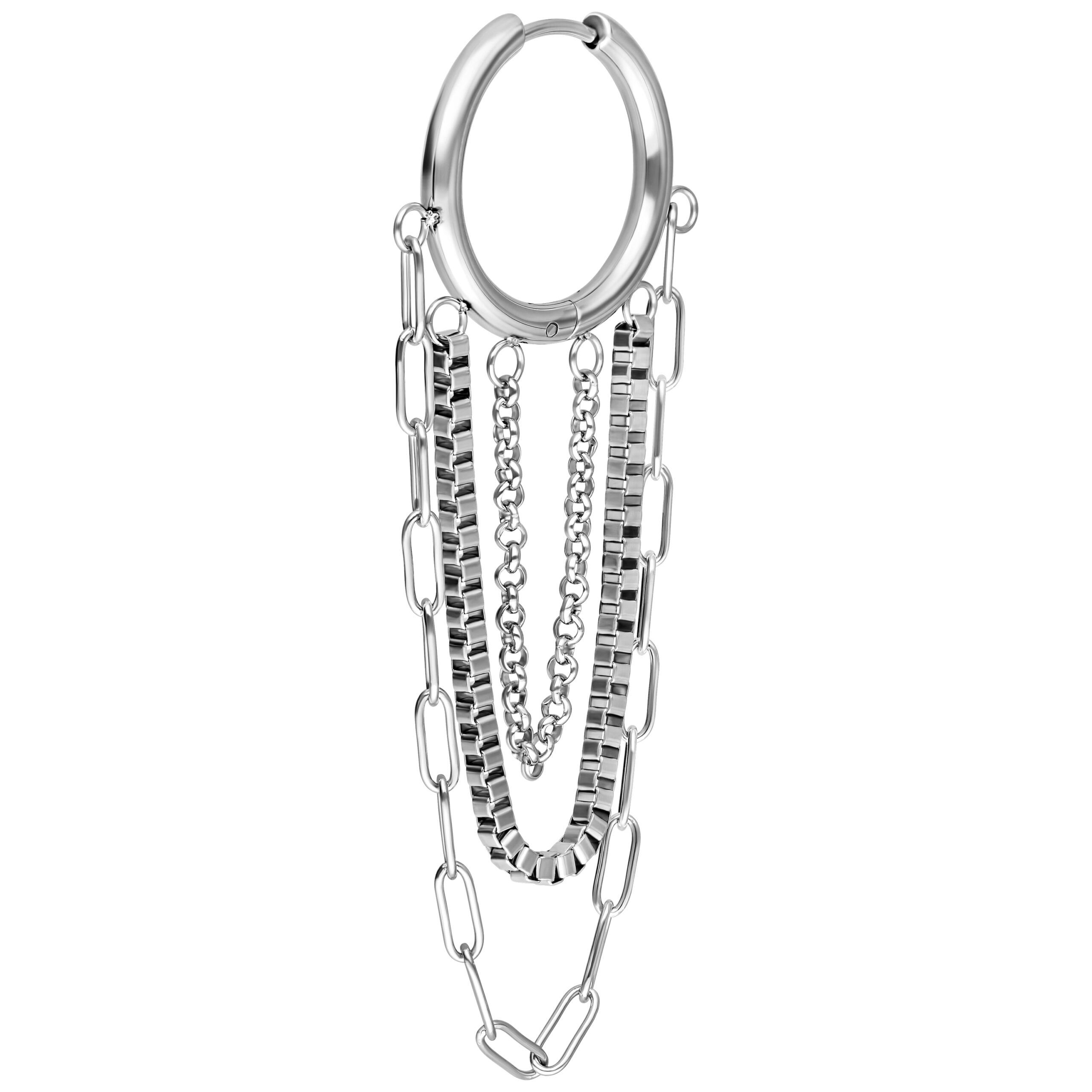 Silberne Multilayer Chain Hoops Ohrringe Silberne Ohrringe mit mehreren Ketten, auf weißem Hintergrund