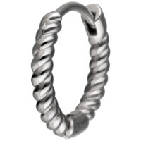 Twisted Little Hoops aus Edelstahl, 10 mm Silberner gedrehter Edelstahlring mit Klappverschluss auf weißem Hintergrund