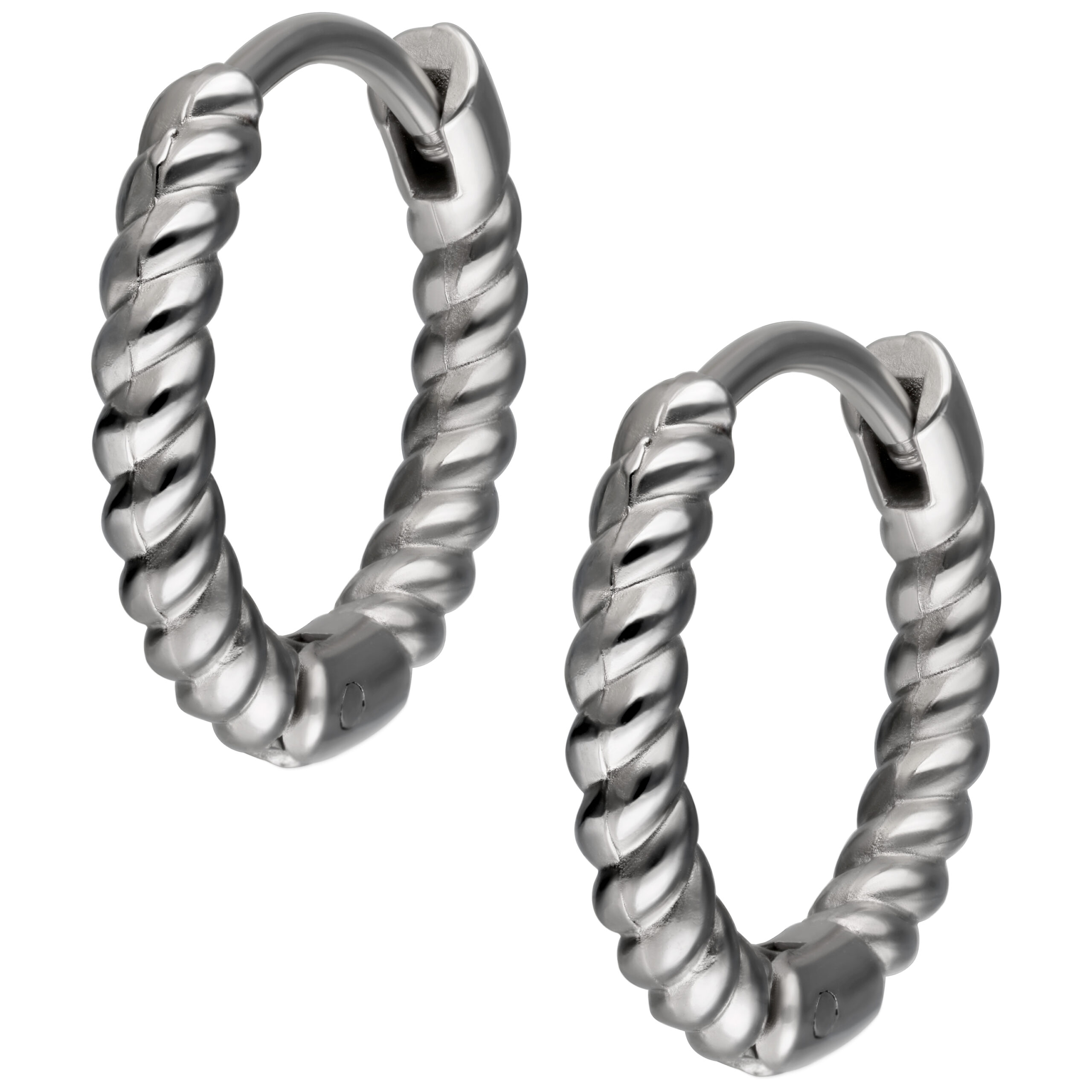 Twisted Little Hoops Paar 10 mm Edelstahl Zwei silberne, gedrehte Creolen aus Edelstahl auf weißem Hintergrund