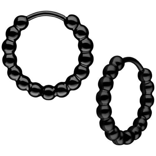 Zwei schwarze, hochglanzpolierte Bubble Hoops Ohrringe aus Chirurgenstahl auf weißem Hintergrund