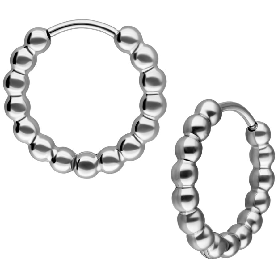 Silberne Edelstahl-Ohrringe im Bubble-Design auf weißem Hintergrund