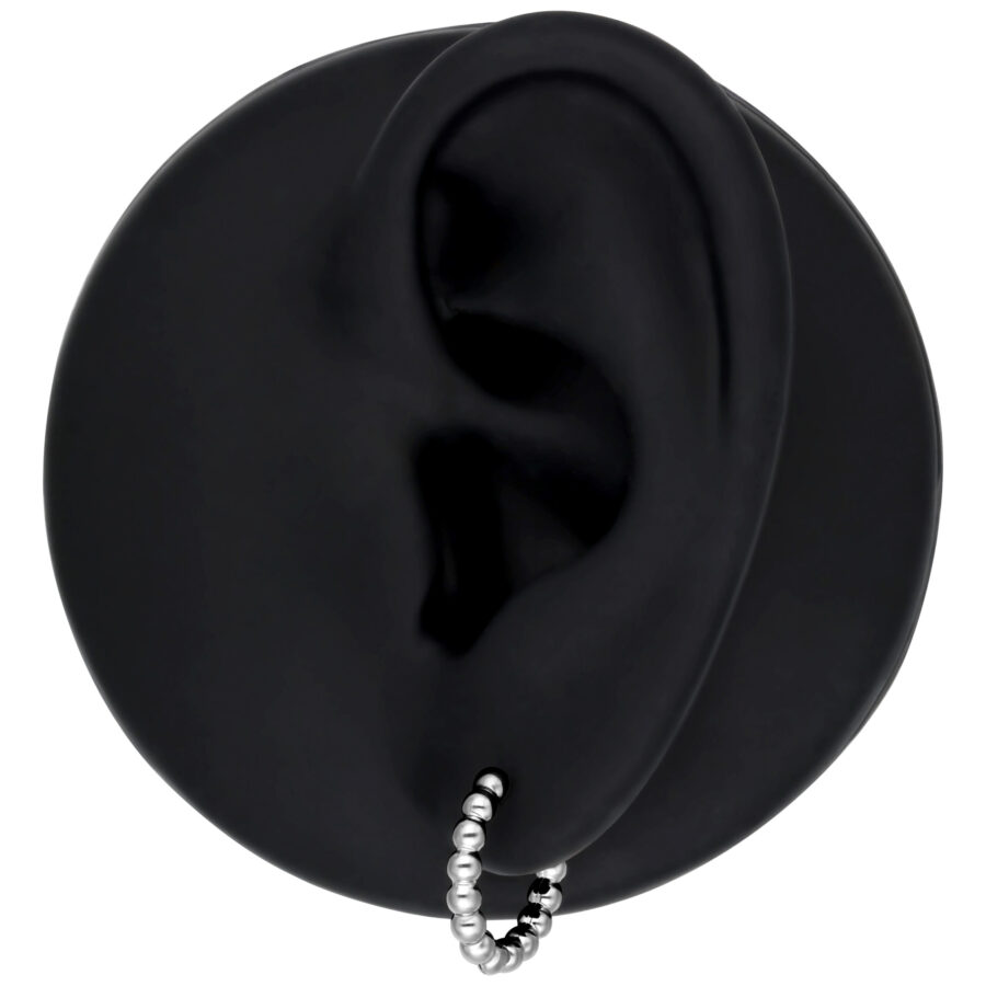 Silberne Bubble Hoop Ohrringe an schwarzem Ohrmodell, schlichtes Design