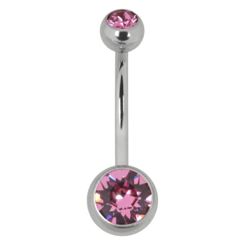 Silbernes Bauchnabelpiercing mit pinkem Kristall auf weißem Hintergrund
