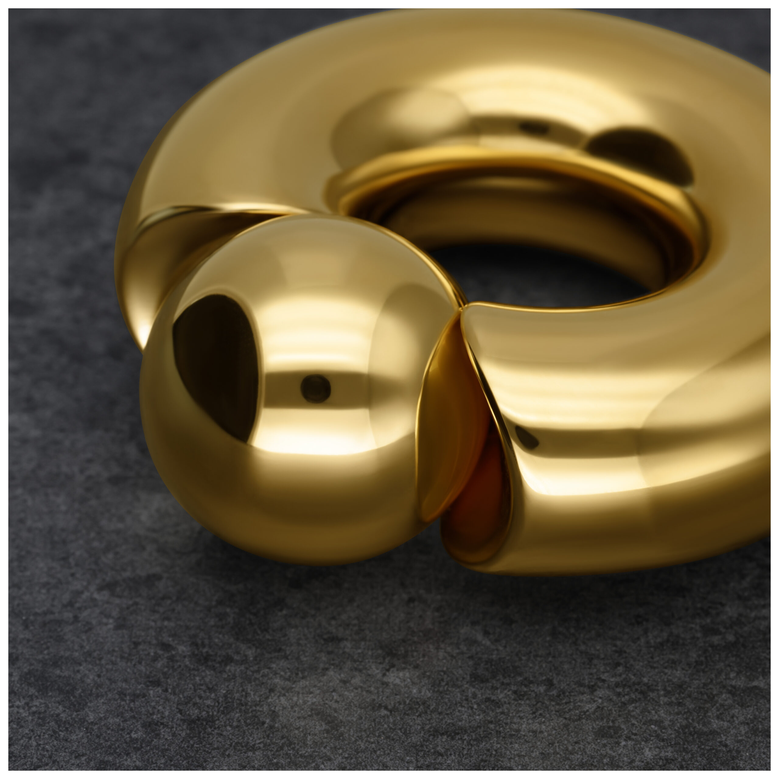 Goldener Monster Screw In Ring 12mm Goldener Monster Screw In Ring mit 12mm Stärke und 19mm Innendurchmesser auf grauem Hintergrund