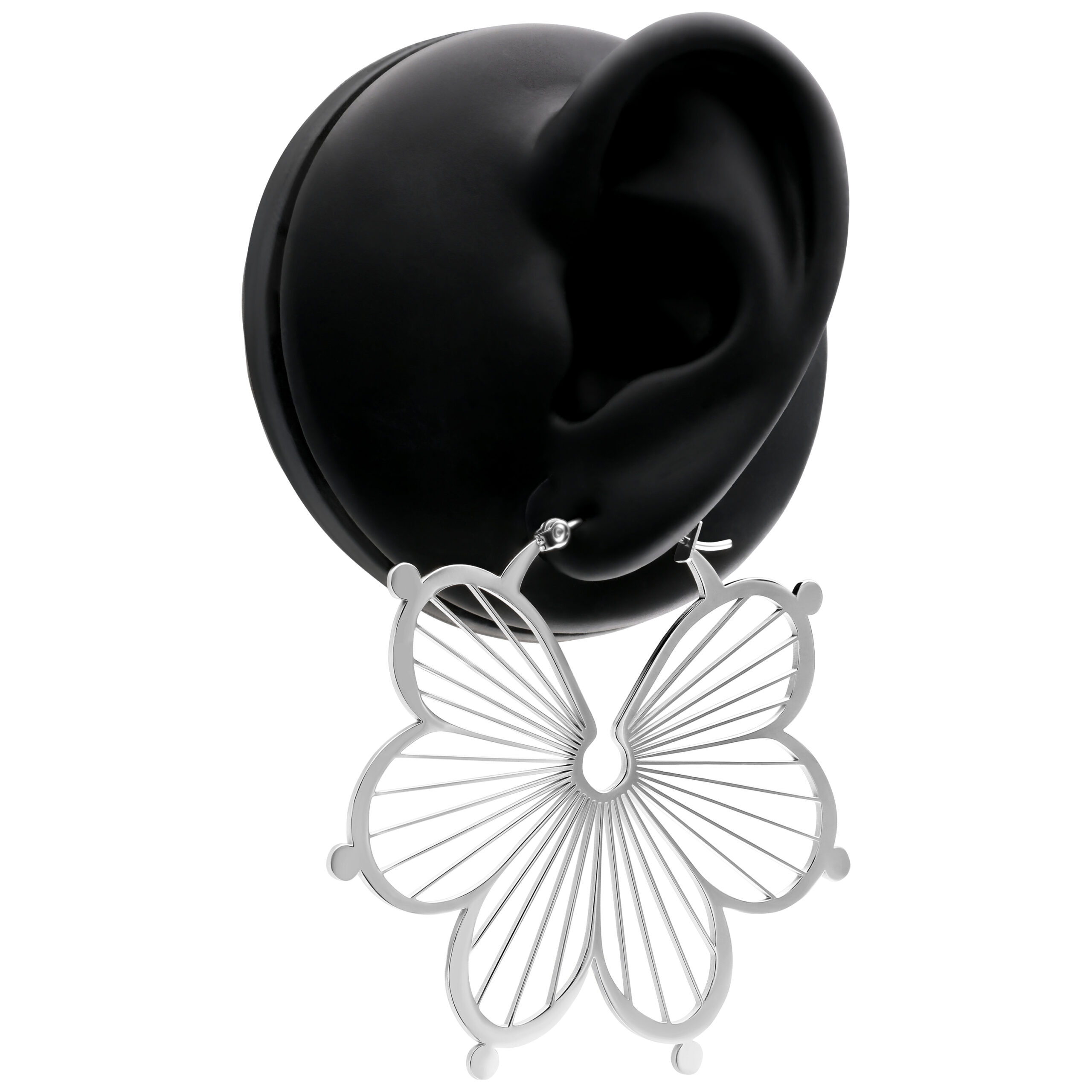 Silberne Flower Hoops Ohrringe an einem schwarzen Ohr-Modell