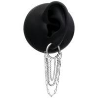 Silberne Multilayer Chain Hoops für Ohren Silberne Ohrringe mit mehreren Ketten und Klappverschluss auf schwarzem Ohr-Modell