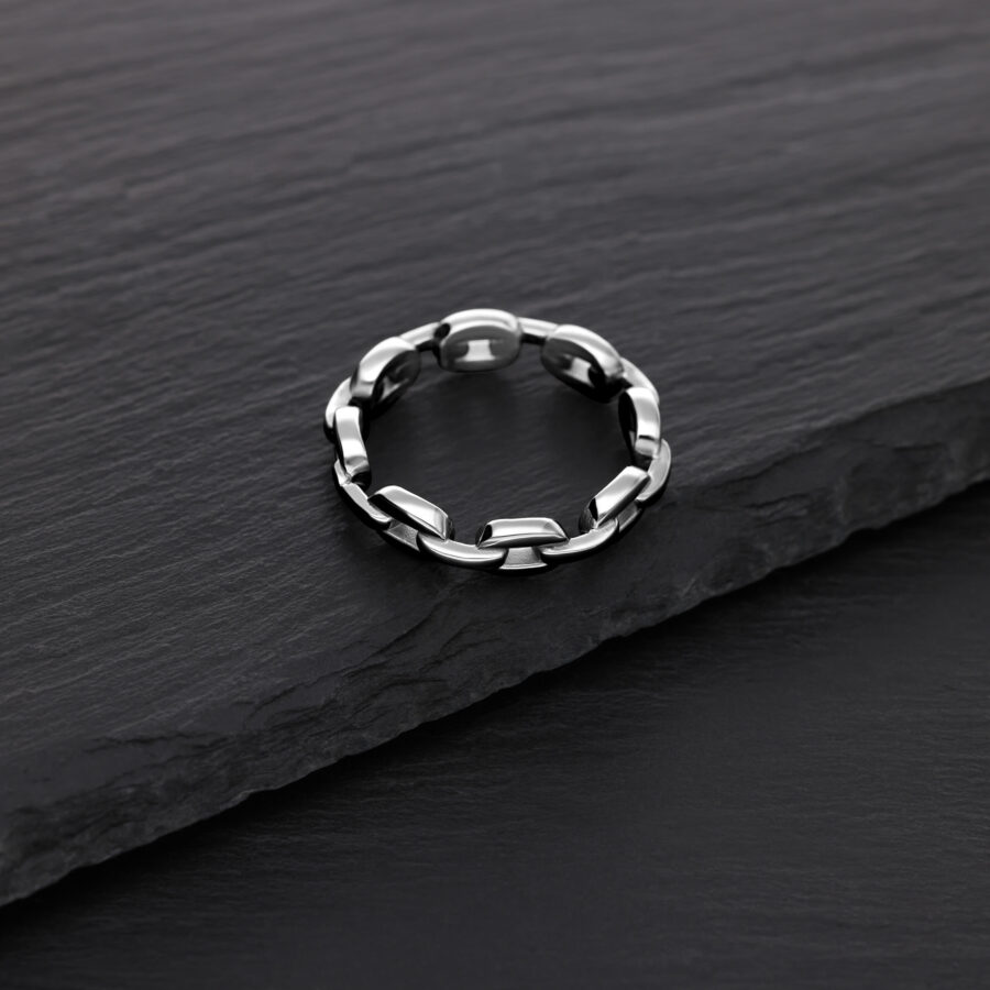 Silberner Link Chain Ring aus Chirurgenstahl auf schwarzem Hintergrund
