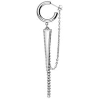 Silberne Dreieck Ohrstecker mit Kette Silberner Ohrstecker mit Dreieck und Kette auf weißem Hintergrund