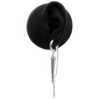 Silberne Dreiecks-Ohrstecker mit Kette Silberne Dreiecks-Ohrstecker an schwarzem Ohrmodell mit Kette