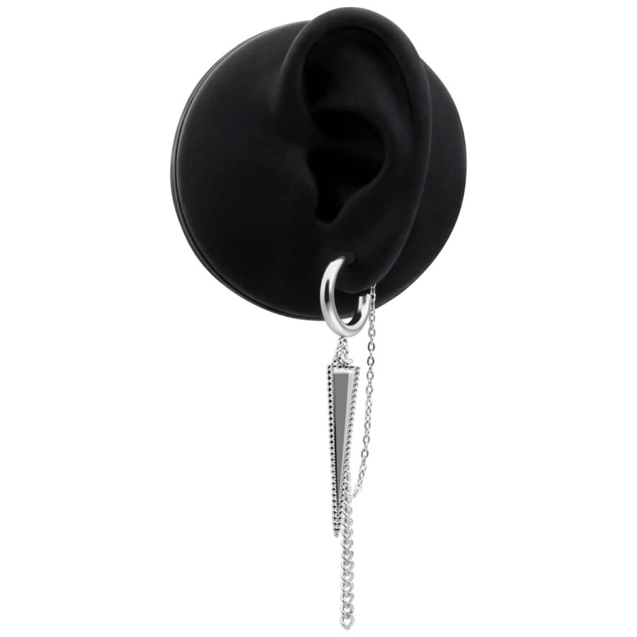 Silberne Dreiecks-Ohrstecker an schwarzem Ohrmodell mit Kette