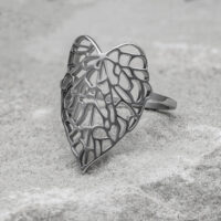 Silberner Ring in Blattform auf grauem Hintergrund, Größe 17,0 mm
