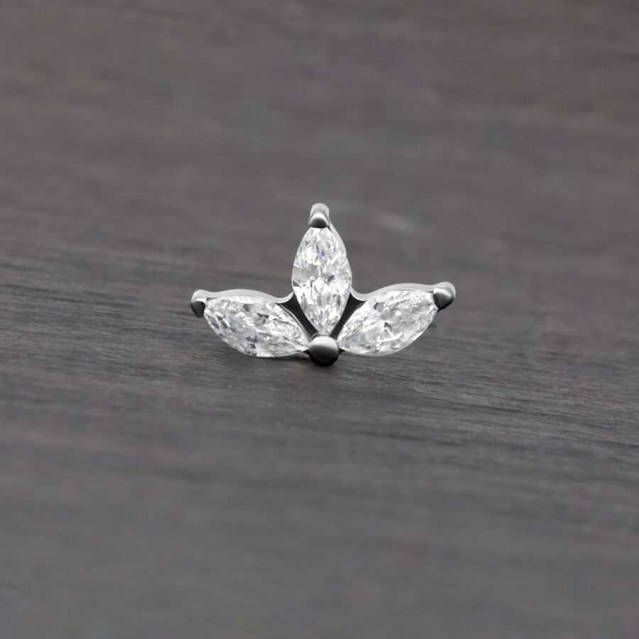 Silberner Crystal Lotus Aufsatz mit klaren Kristallen auf grauem Hintergrund