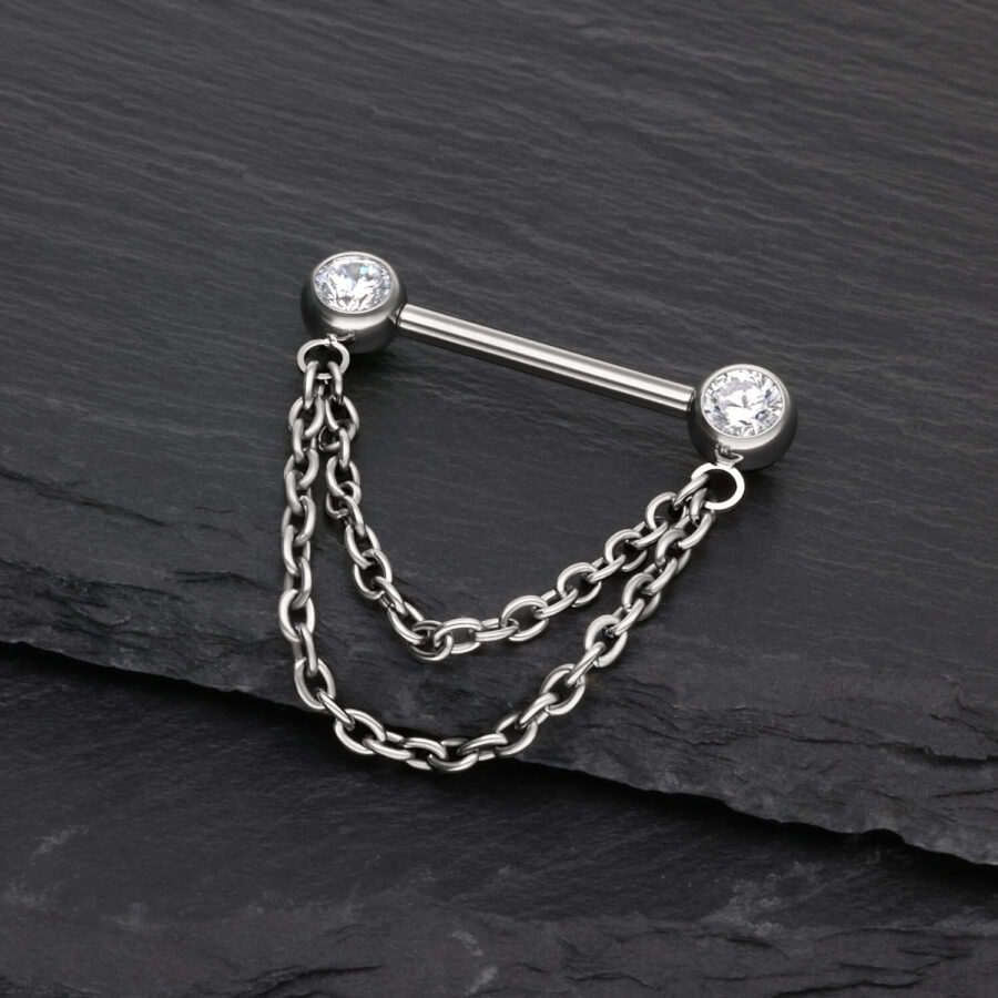 Schwarze Titan Barbell mit zwei Ketten auf schwarzem Stein