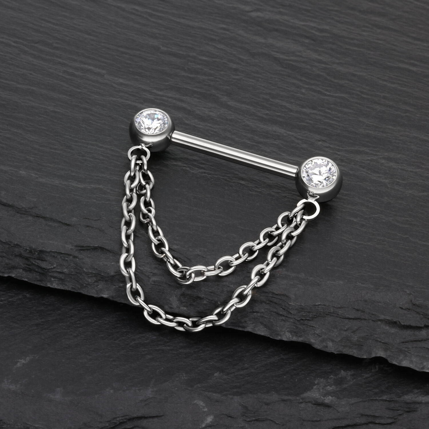 Schwarze Titan Barbell mit zwei Ketten auf schwarzem Stein