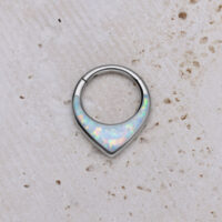Silberner Titan Septum Clicker mit weißem synthetischen Opal auf hellem Stein