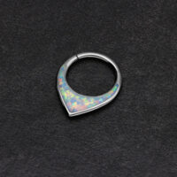 Silberner Septum Clicker mit synthetischem Opal auf schwarzem Hintergrund