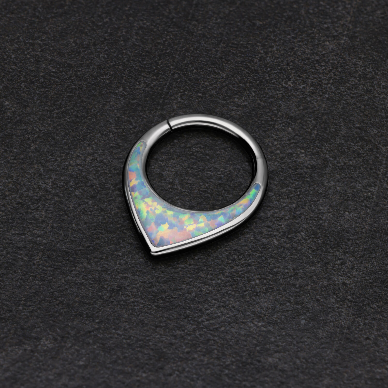 Silberner Septum Clicker mit synthetischem Opal auf schwarzem Hintergrund