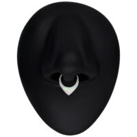 Silberner Septum Clicker mit weißem Opal auf schwarzem Nasen-Display
