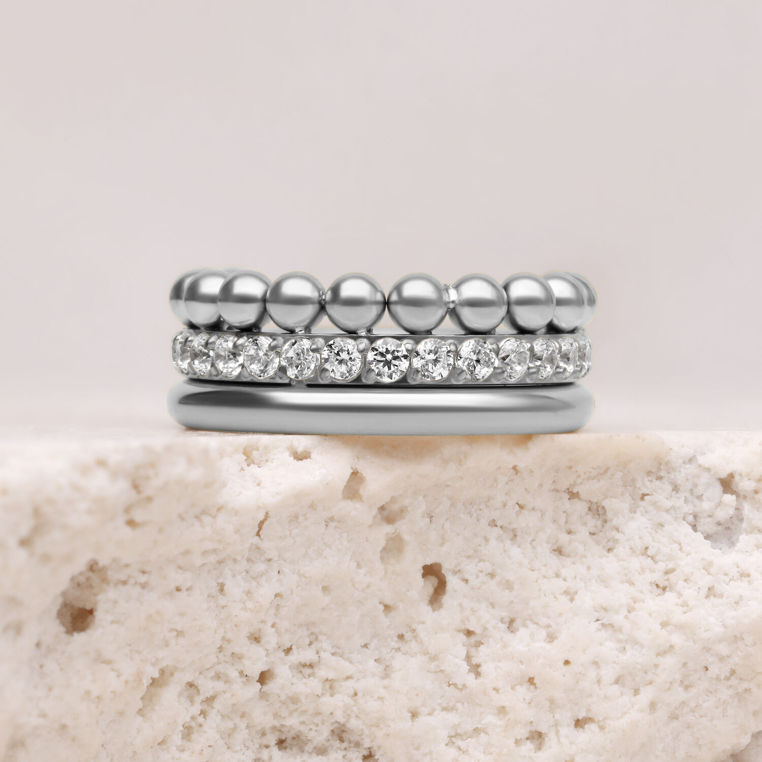 Triple Bubble Crystal Clicker 12mm Silber Silberner Triple Bubble Crystal Clicker mit Kristallen, 12mm, auf hellem Hintergrund