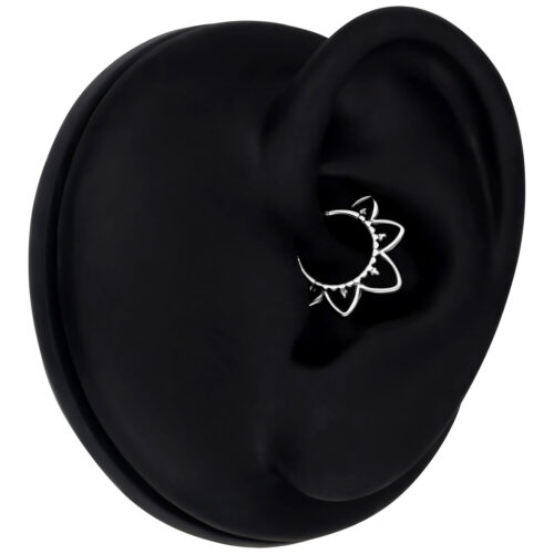 Silberner Septum Clicker mit Kristallen in schwarzem Ohrmodell