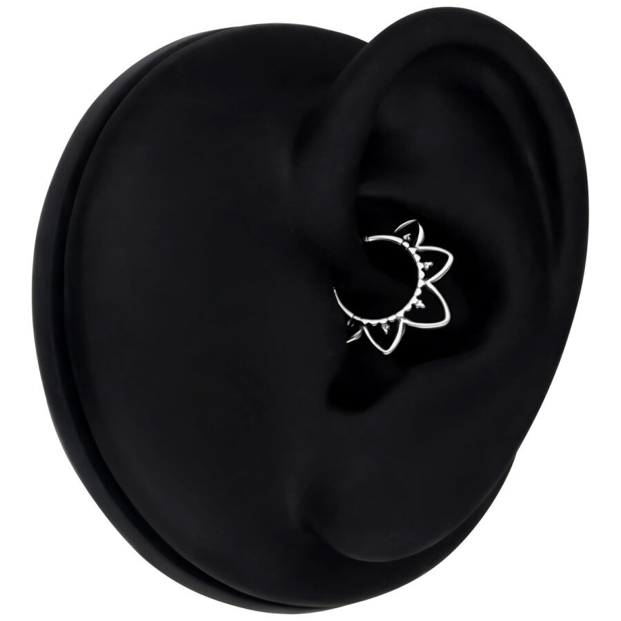 Silberner Septum Clicker mit Kristallen in schwarzem Ohrmodell