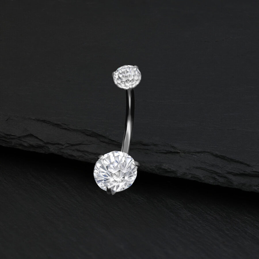 Silbernes Bauchnabelpiercing mit klarem Kristall auf schwarzem Hintergrund