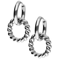 Twisted Circle Hoops aus Edelstahl in Silber Silberne Edelstahl-Ohrringe mit gedrehtem Kreisdesign auf weißem Hintergrund